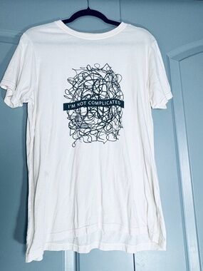 I AM NOT COMPLICATED Tee By VAMVAKI SZ M